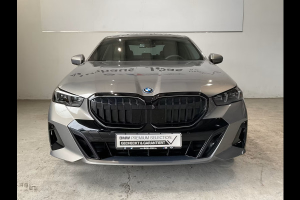BMW 5 Serie 550e xDrive M-SPORT Pro ** LEDER, STOELVENT, ACC, HuD, B&W Sound, 20-inch LMV ** Ex. BMW AG - 28k onder NP ** ** INFORMEER OOK NAAR ONZE AANTREKKELIJKE FINANCIAL-LEASE TARIEVEN **