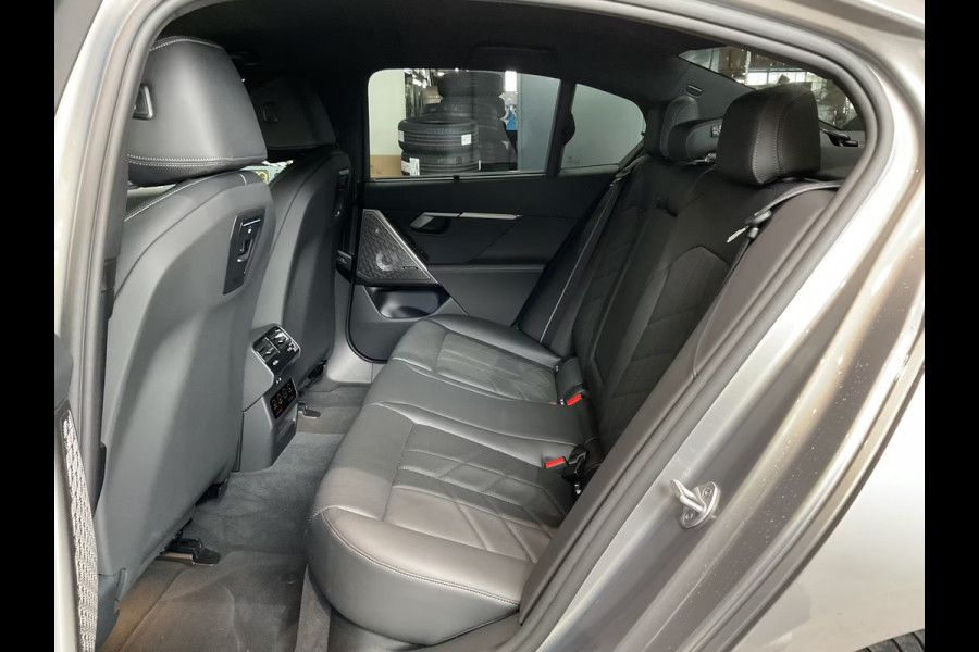 BMW 5 Serie 550e xDrive M-SPORT Pro ** LEDER, STOELVENT, ACC, HuD, B&W Sound, 20-inch LMV ** Ex. BMW AG - 28k onder NP ** ** INFORMEER OOK NAAR ONZE AANTREKKELIJKE FINANCIAL-LEASE TARIEVEN **
