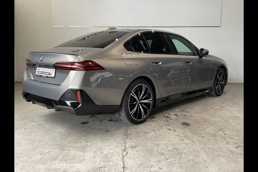 BMW 5 Serie 550e xDrive M-SPORT Pro ** LEDER, STOELVENT, ACC, HuD, B&W Sound, 20-inch LMV ** Ex. BMW AG - 28k onder NP ** ** INFORMEER OOK NAAR ONZE AANTREKKELIJKE FINANCIAL-LEASE TARIEVEN **