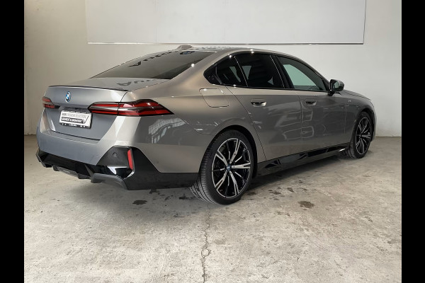 BMW 5 Serie 550e xDrive M-SPORT Pro ** LEDER, STOELVENT, ACC, HuD, B&W Sound, 20-inch LMV ** Ex. BMW AG - 28k onder NP ** ** INFORMEER OOK NAAR ONZE AANTREKKELIJKE FINANCIAL-LEASE TARIEVEN **