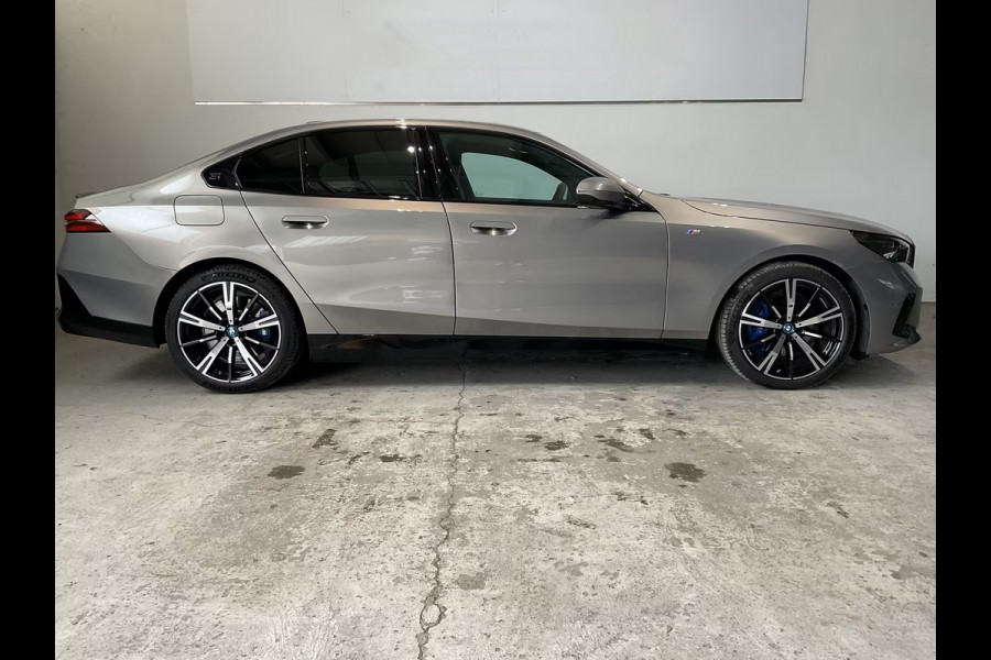 BMW 5 Serie 550e xDrive M-SPORT Pro ** LEDER, STOELVENT, ACC, HuD, B&W Sound, 20-inch LMV ** Ex. BMW AG - 28k onder NP ** ** INFORMEER OOK NAAR ONZE AANTREKKELIJKE FINANCIAL-LEASE TARIEVEN **
