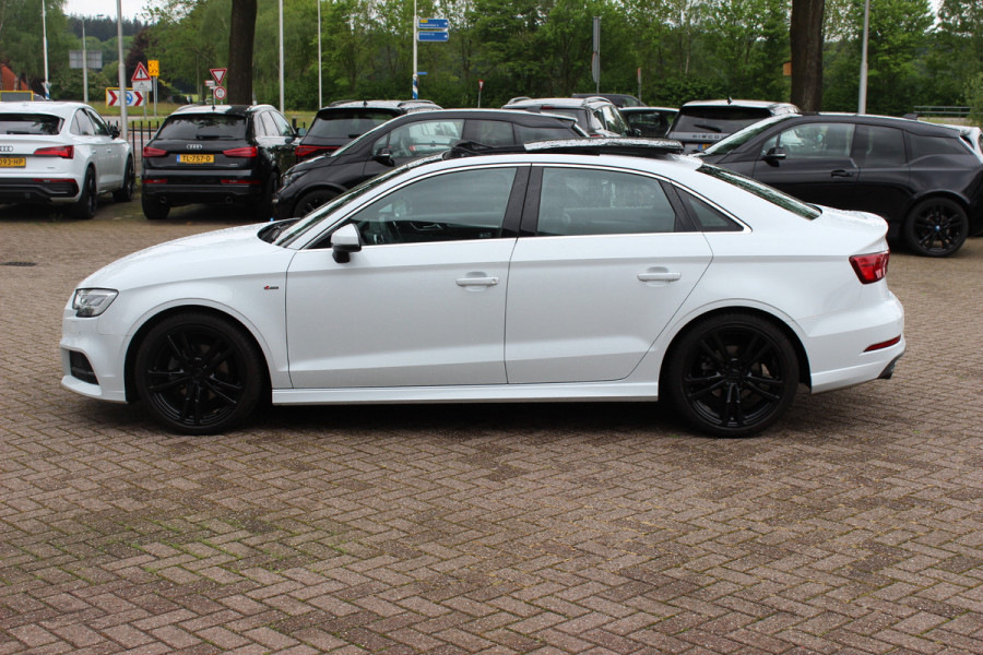 Audi A3 Limousine 35 TFSI CoD Sport S Line Edition / Panoramadak / Virtual Cockpit / Half leder / Navigatie / 18'' / Stoelverwarming / DAB / Cruise Control