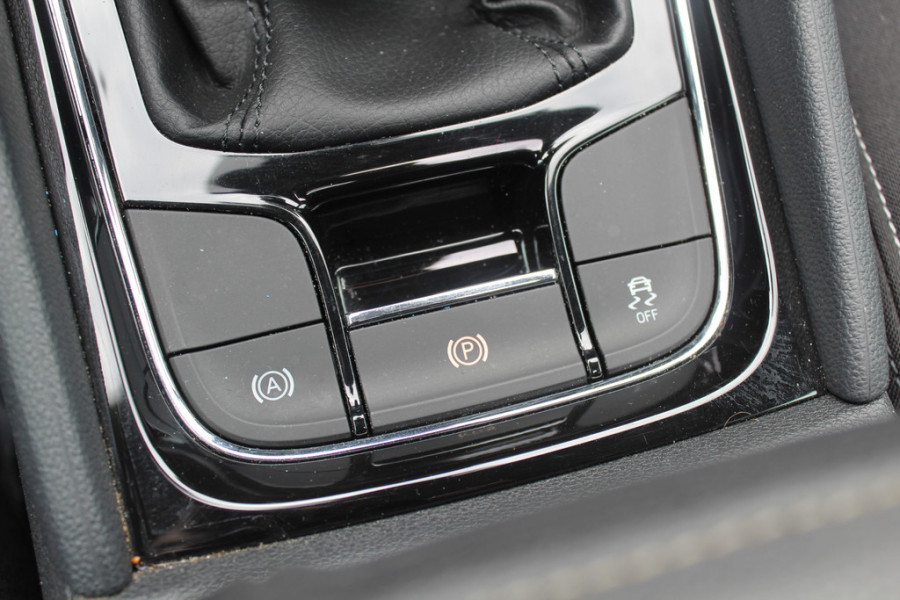 Škoda Karoq 1.5 TSI ACT Style Business / Trekhaak / Camera / Keyless / CarPlay / 18'' / Canton Audio / DAB / Stoelverwarming / Cruise Control Adaptief