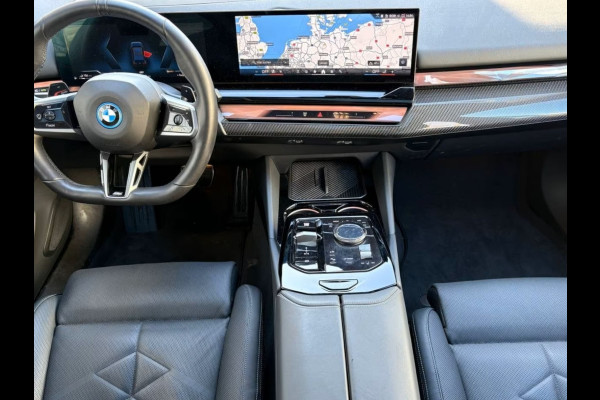 BMW 5 Serie 550e xDrive M-SPORT Pro ** PANO, MERINO LEDER, STOELVENT, B&W Sound, 21-inch LMV ** Ex. BMW AG - 26k onder NP ** ** INFORMEER OOK NAAR ONZE AANTREKKELIJKE FINANCIAL-LEASE TARIEVEN **