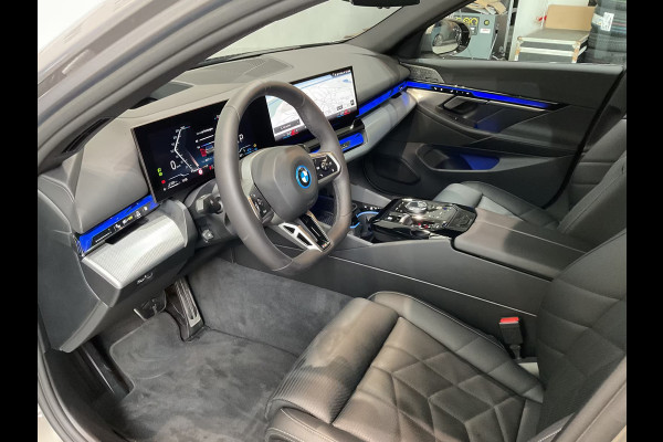 BMW 5 Serie 550e xDrive M-SPORT Pro ** PANO, MERINO LEDER, STOELVENT, B&W Sound, 21-inch LMV ** Ex. BMW AG - 26k onder NP ** ** INFORMEER OOK NAAR ONZE AANTREKKELIJKE FINANCIAL-LEASE TARIEVEN **