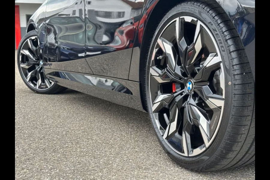 BMW 5 Serie 550e xDrive M-SPORT Pro ** PANO, MERINO LEDER, STOELVENT, B&W Sound, 21-inch LMV ** Ex. BMW AG - 26k onder NP ** ** INFORMEER OOK NAAR ONZE AANTREKKELIJKE FINANCIAL-LEASE TARIEVEN **