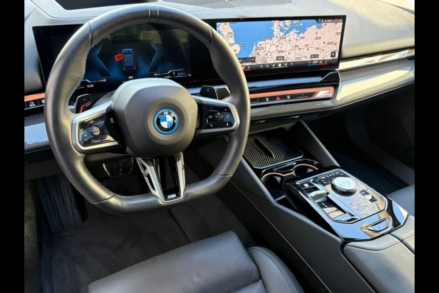 BMW 5 Serie 550e xDrive M-SPORT Pro ** PANO, MERINO LEDER, STOELVENT, B&W Sound, 21-inch LMV ** Ex. BMW AG - 26k onder NP ** ** INFORMEER OOK NAAR ONZE AANTREKKELIJKE FINANCIAL-LEASE TARIEVEN **
