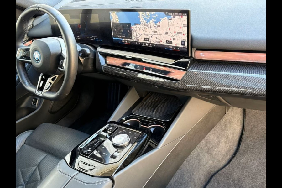 BMW 5 Serie 550e xDrive M-SPORT Pro ** PANO, MERINO LEDER, STOELVENT, B&W Sound, 21-inch LMV ** Ex. BMW AG - 26k onder NP ** ** INFORMEER OOK NAAR ONZE AANTREKKELIJKE FINANCIAL-LEASE TARIEVEN **