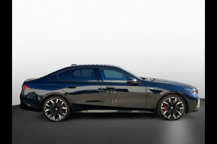 BMW 5 Serie 550e xDrive M-SPORT Pro ** PANO, MERINO LEDER, STOELVENT, B&W Sound, 21-inch LMV ** Ex. BMW AG - 26k onder NP ** ** INFORMEER OOK NAAR ONZE AANTREKKELIJKE FINANCIAL-LEASE TARIEVEN **