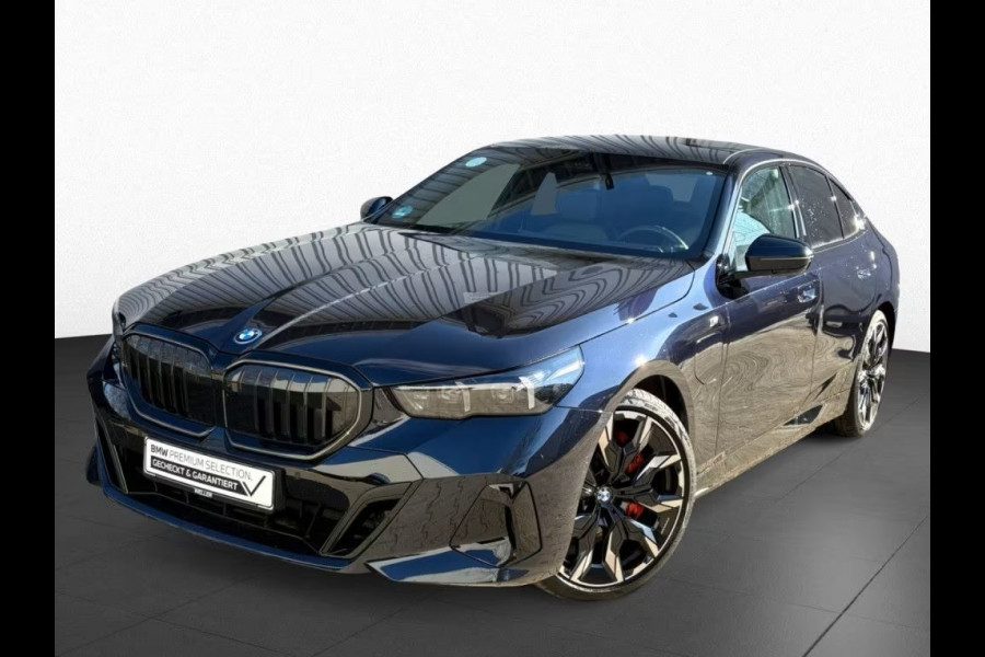 BMW 5 Serie 550e xDrive M-SPORT Pro ** PANO, MERINO LEDER, STOELVENT, B&W Sound, 21-inch LMV ** Ex. BMW AG - 26k onder NP ** ** INFORMEER OOK NAAR ONZE AANTREKKELIJKE FINANCIAL-LEASE TARIEVEN **