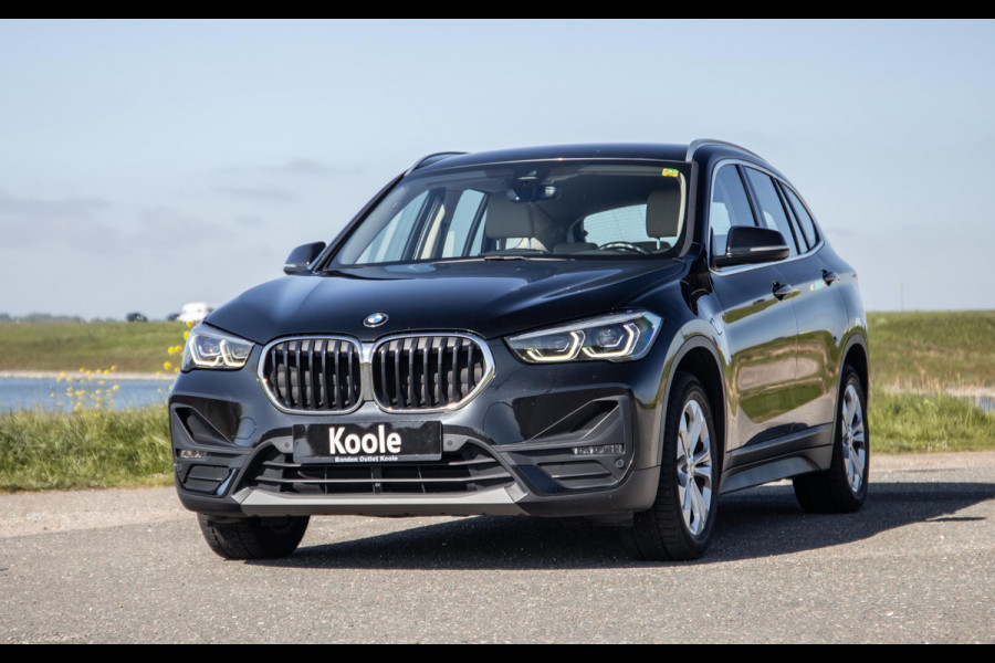 BMW X1 xDrive25e Executive BEIGE LEER / CAMERA / CARPLAY / HEAD UP DISPLAY / LED / CRUISE CONTROLE / STOELVERWARMING