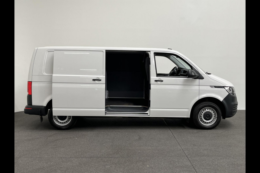 Volkswagen Transporter 2.0 TDI L2H1 150PK Automaat Airco Cruise Control Apple Carplay Verwarmbare stoel en vooruit