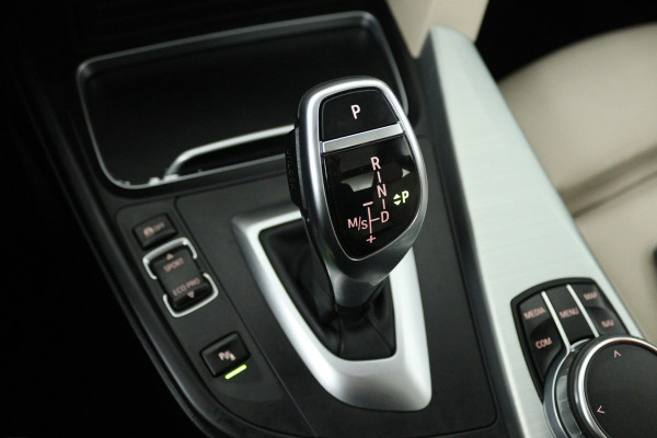 BMW 3 Serie Touring 320i Edition M Sport Shadow High Executive (PANORAMADAK, CAMERA, STOELVERWARMING, PARKEERSENSOREN)