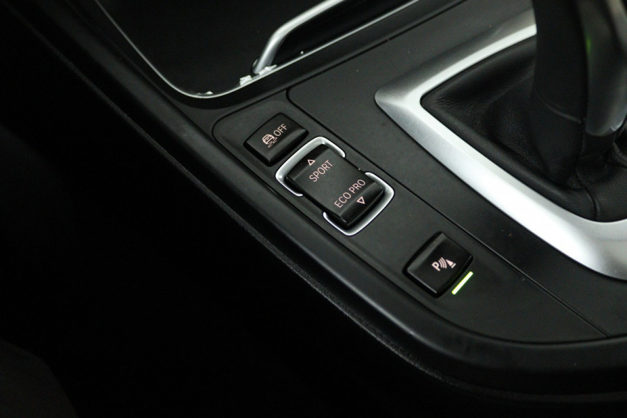 BMW 3 Serie Touring 320i Edition M Sport Shadow High Executive (PANORAMADAK, CAMERA, STOELVERWARMING, PARKEERSENSOREN)