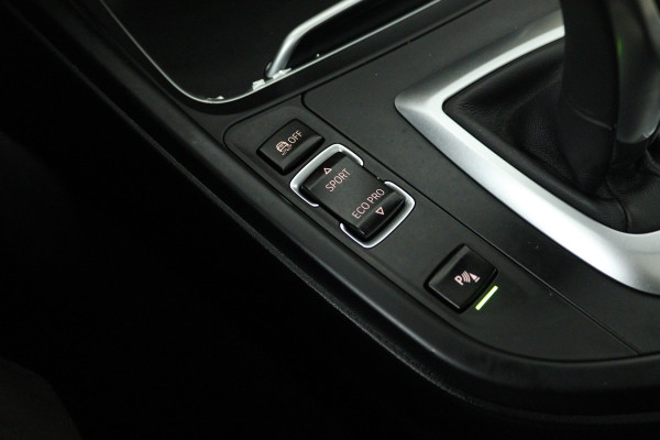 BMW 3 Serie Touring 320i Edition M Sport Shadow High Executive (PANORAMADAK, CAMERA, STOELVERWARMING, PARKEERSENSOREN)