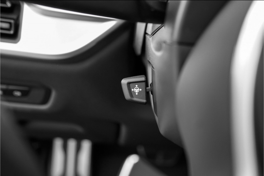 BMW X5 xDrive50e M-Sport Pro Driving Ass Pro Stoelvent H&K Iconic Glow Trekhaak Frozen