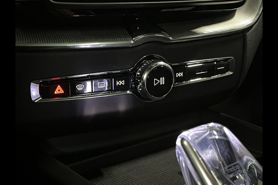 Volvo XC60 2.0 T8 PHEV AWD Ultra Black Edition Bowers & Wilkins |  Massage | Open dak |  Stoel ventilatie | Stoel-/stuurverwarming | Head-up | 360 camera | *455PK*