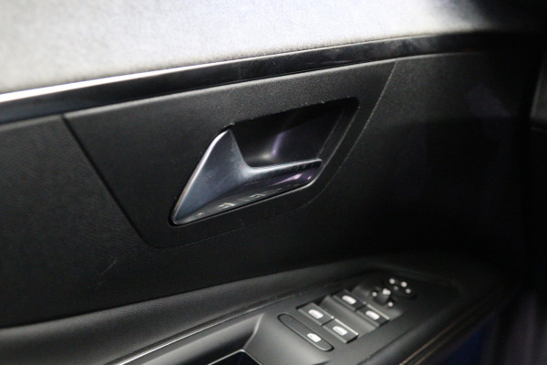 Peugeot 3008 1.6 HYbrid 225 GT, Focal Sound, 19" LM, LED, Camera