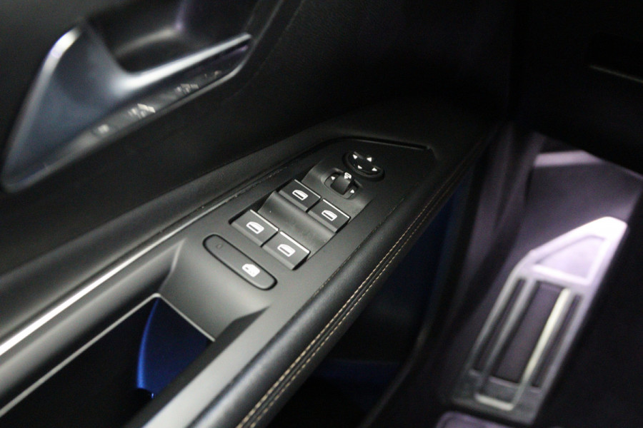 Peugeot 3008 1.6 HYbrid 225 GT, Focal Sound, 19" LM, LED, Camera
