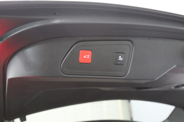 Peugeot 3008 1.6 HYbrid 225 GT, Focal Sound, 19" LM, LED, Camera