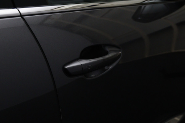 Peugeot 3008 1.6 HYbrid 225 GT, Focal Sound, 19" LM, LED, Camera
