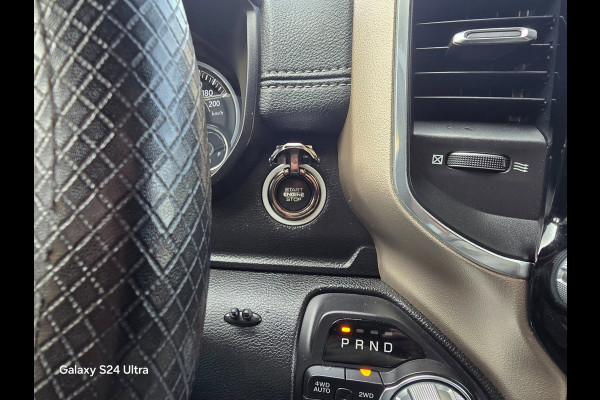Dodge Ram 1500 5.7 V8 4x4 Crew Cab Laramie / NAP / Leder / Memory / Elek Stoelen / Open Pano / Led / Pdc / Trekhaak / 22 Inch