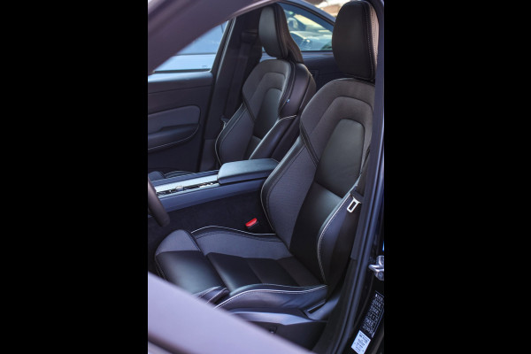 Volvo XC60 2.0 T6 Plug-in hybrid AWD Plus Dark *Pano*H/K*Trekhaak*Leder*