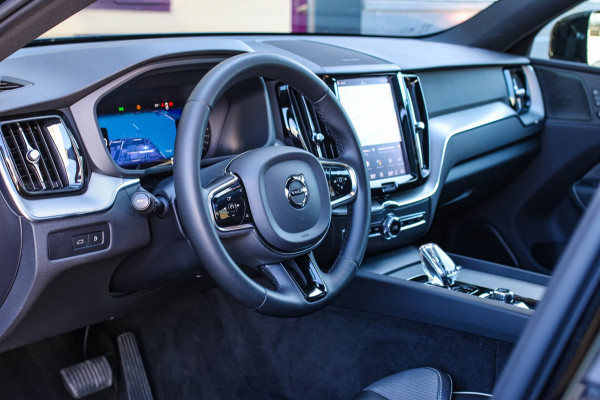 Volvo XC60 2.0 T6 Plug-in hybrid AWD Plus Dark *Pano*H/K*Trekhaak*Leder*