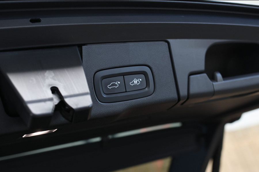 Volvo XC60 2.0 T6 Plug-in hybrid AWD Plus Dark *Pano*H/K*Trekhaak*Leder*