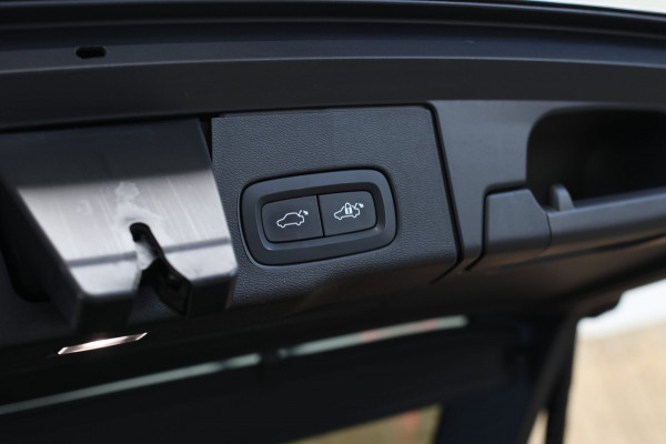 Volvo XC60 2.0 T6 Plug-in hybrid AWD Plus Dark *Pano*H/K*Trekhaak*Leder*