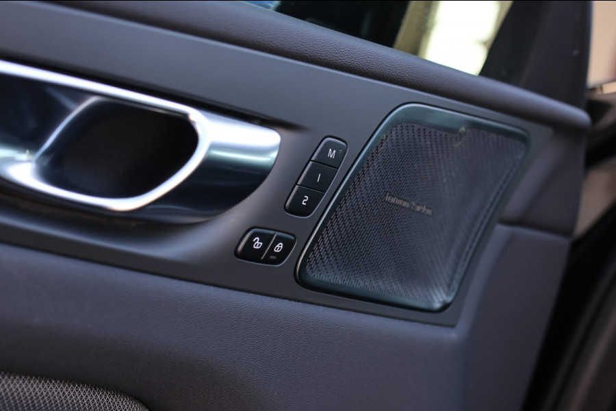 Volvo XC60 2.0 T6 Plug-in hybrid AWD Plus Dark *Pano*H/K*Trekhaak*Leder*