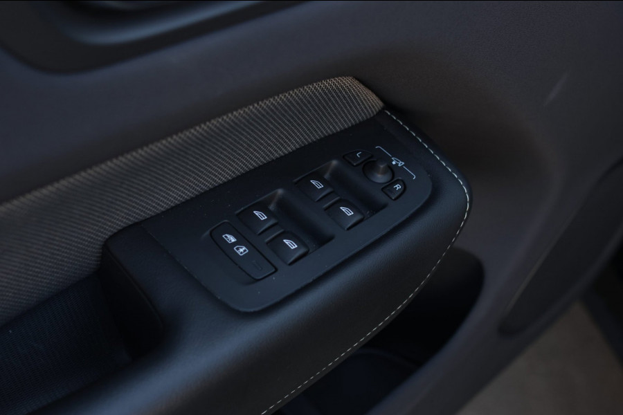 Volvo XC60 2.0 T6 Plug-in hybrid AWD Plus Dark *Pano*H/K*Trekhaak*Leder*