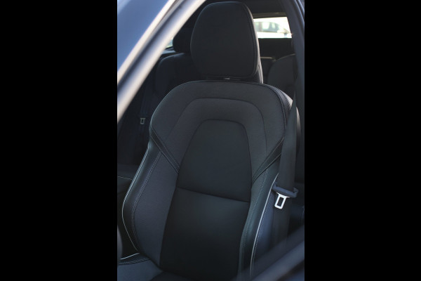 Volvo XC60 2.0 T6 Plug-in hybrid AWD Plus Dark *Pano*H/K*Trekhaak*Leder*