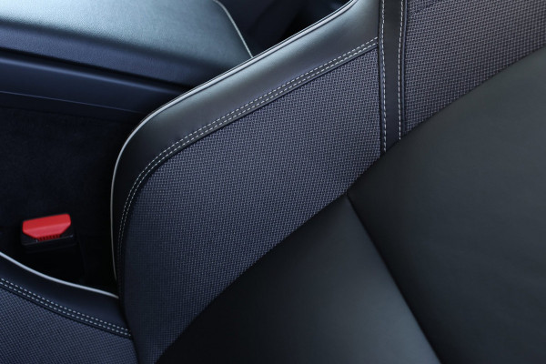 Volvo XC60 2.0 T6 Plug-in hybrid AWD Plus Dark *Pano*H/K*Trekhaak*Leder*