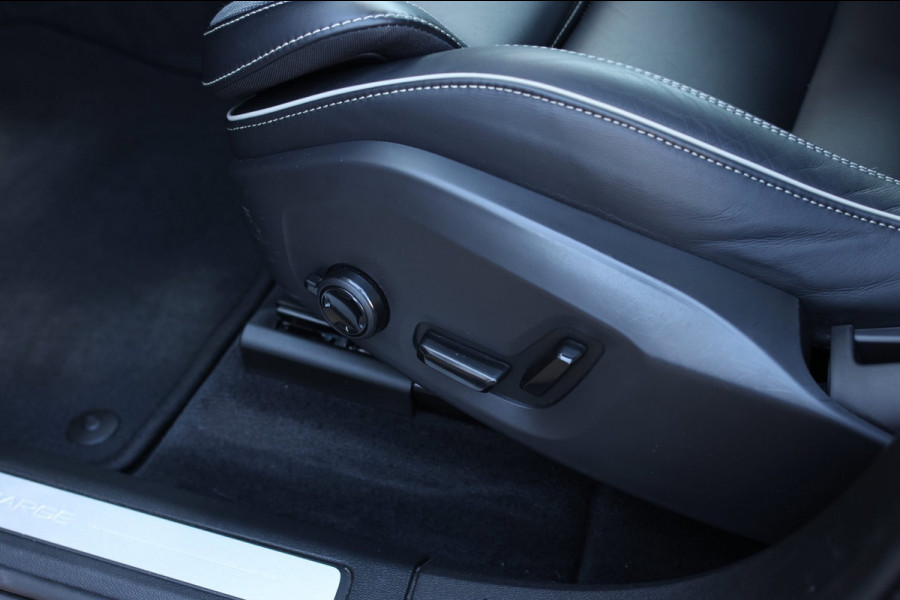 Volvo XC60 2.0 T6 Plug-in hybrid AWD Plus Dark *Pano*H/K*Trekhaak*Leder*