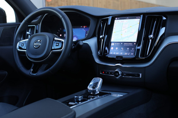Volvo XC60 2.0 T6 Plug-in hybrid AWD Plus Dark *Pano*H/K*Trekhaak*Leder*
