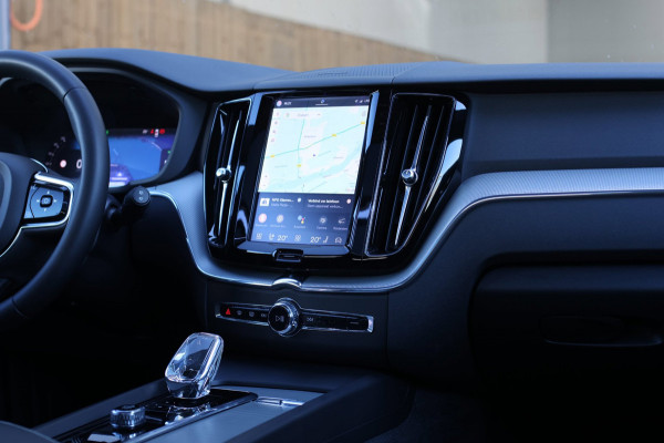 Volvo XC60 2.0 T6 Plug-in hybrid AWD Plus Dark *Pano*H/K*Trekhaak*Leder*