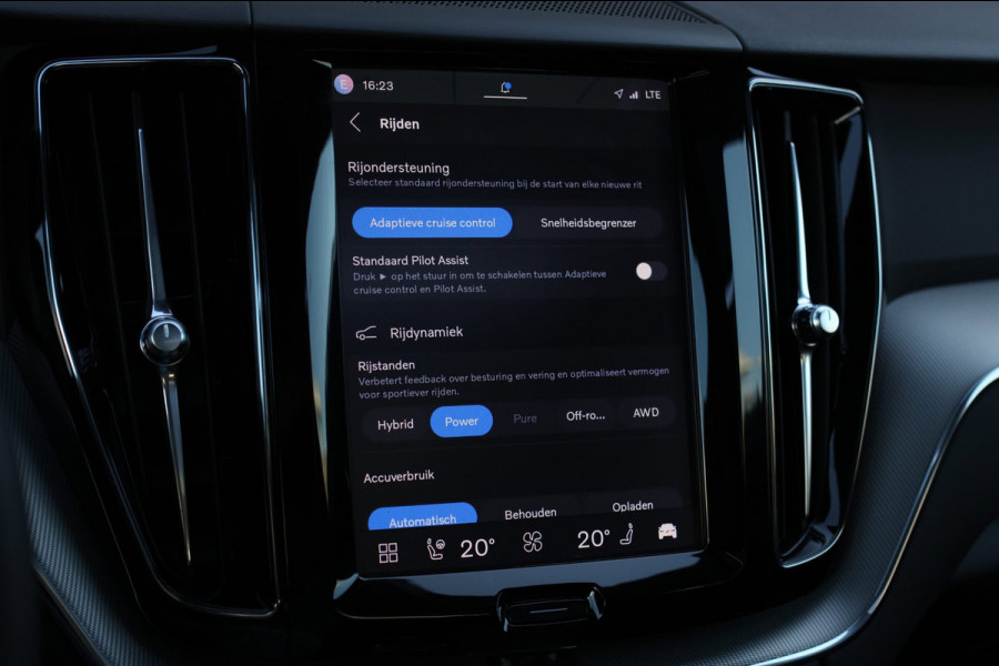 Volvo XC60 2.0 T6 Plug-in hybrid AWD Plus Dark *Pano*H/K*Trekhaak*Leder*