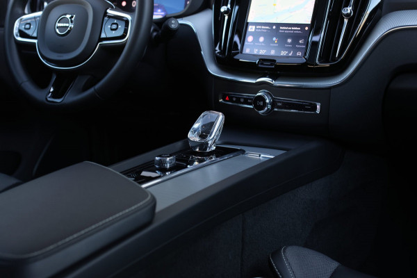 Volvo XC60 2.0 T6 Plug-in hybrid AWD Plus Dark *Pano*H/K*Trekhaak*Leder*