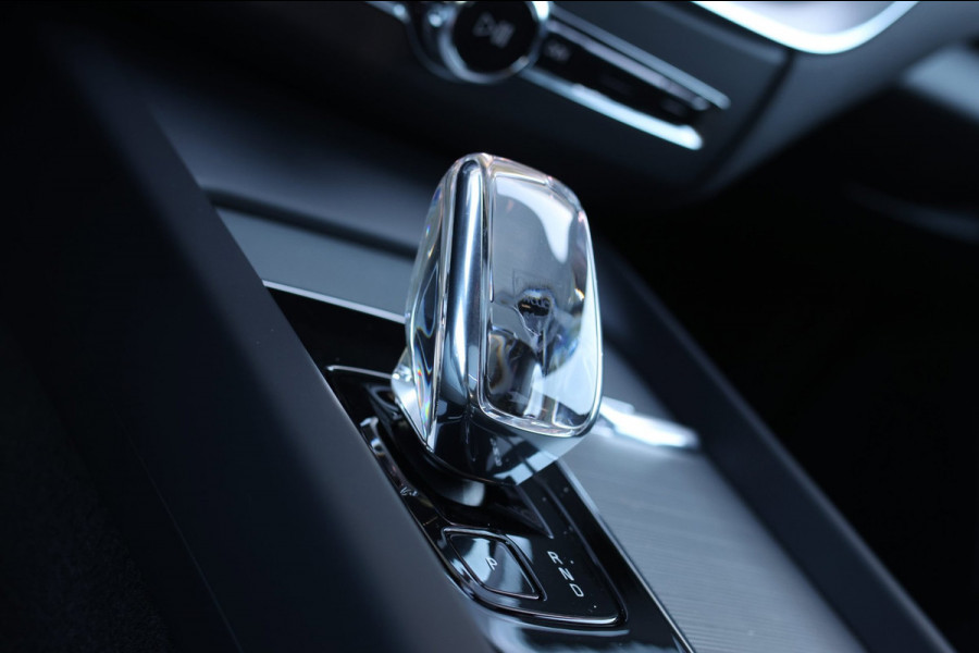 Volvo XC60 2.0 T6 Plug-in hybrid AWD Plus Dark *Pano*H/K*Trekhaak*Leder*