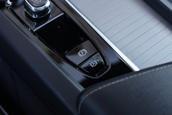 Volvo XC60 2.0 T6 Plug-in hybrid AWD Plus Dark *Pano*H/K*Trekhaak*Leder*