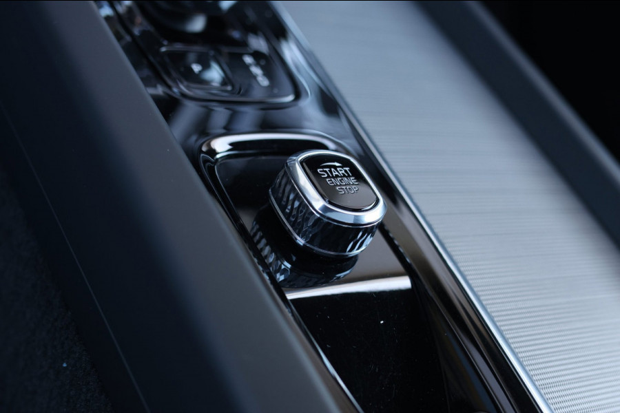 Volvo XC60 2.0 T6 Plug-in hybrid AWD Plus Dark *Pano*H/K*Trekhaak*Leder*