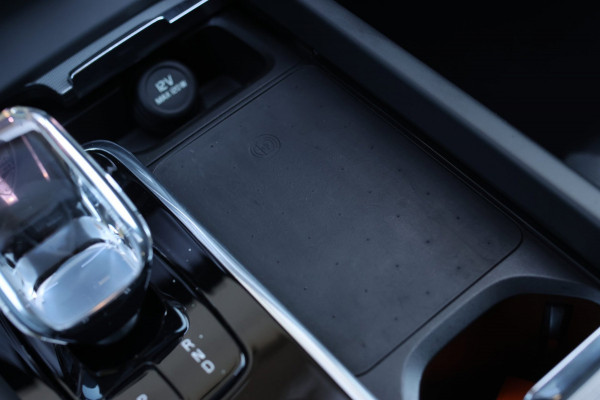 Volvo XC60 2.0 T6 Plug-in hybrid AWD Plus Dark *Pano*H/K*Trekhaak*Leder*