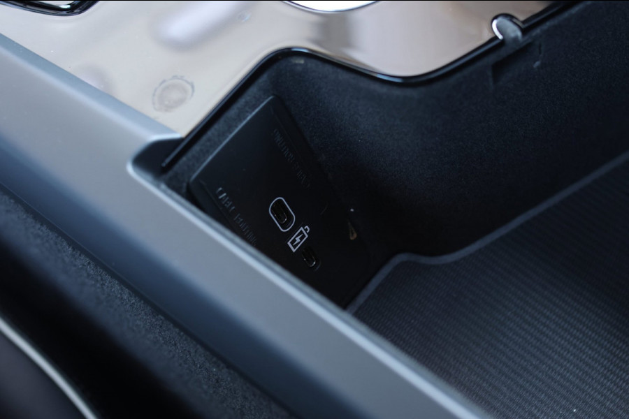 Volvo XC60 2.0 T6 Plug-in hybrid AWD Plus Dark *Pano*H/K*Trekhaak*Leder*