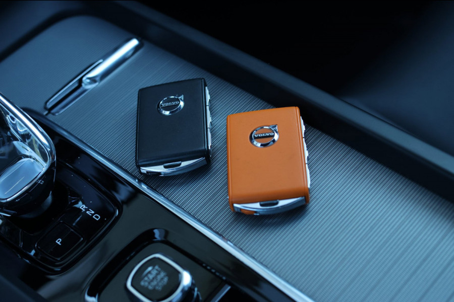 Volvo XC60 2.0 T6 Plug-in hybrid AWD Plus Dark *Pano*H/K*Trekhaak*Leder*
