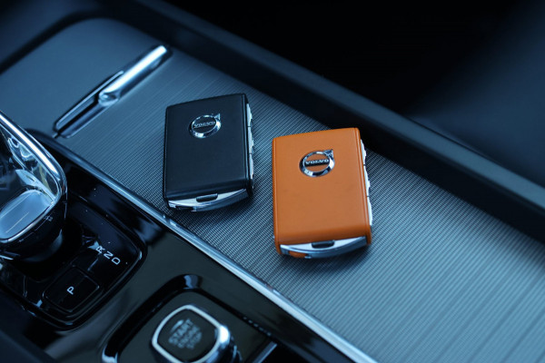 Volvo XC60 2.0 T6 Plug-in hybrid AWD Plus Dark *Pano*H/K*Trekhaak*Leder*