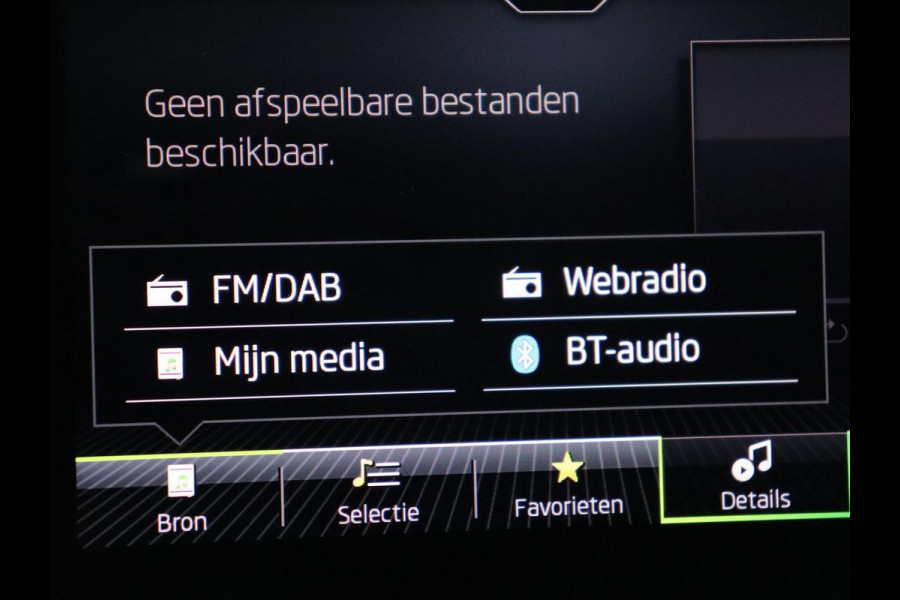 Škoda Karoq 1.5 TSI Business Edition | Panoramadak | Stoelverwarming | Carplay | Navigatie | Parkeerhulp | Climate control | Bluetooth | Cruise control | Getint glas