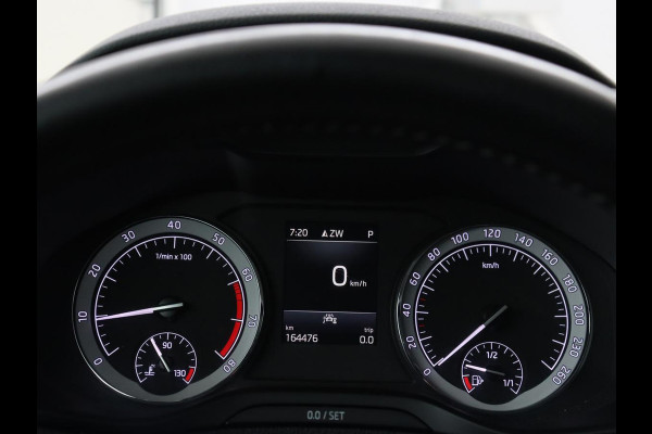 Škoda Karoq 1.5 TSI Business Edition | Panoramadak | Stoelverwarming | Carplay | Navigatie | Parkeerhulp | Climate control | Bluetooth | Cruise control | Getint glas