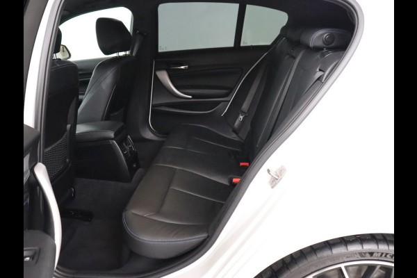 BMW 1-serie M140i High Executive | Stoelverwarming | Carplay | Leder | Adaptief LED | Keyless | Navigatie | Sportstoelen | Parkeerhulp | Climate control | Cruise control | Bluetooth | Getint glas | M Sport