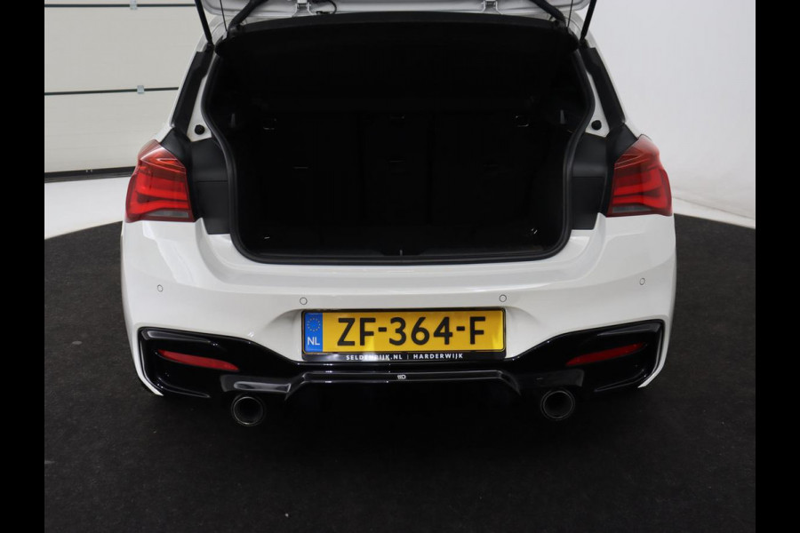 BMW 1-serie M140i High Executive | Stoelverwarming | Carplay | Leder | Adaptief LED | Keyless | Navigatie | Sportstoelen | Parkeerhulp | Climate control | Cruise control | Bluetooth | Getint glas | M Sport